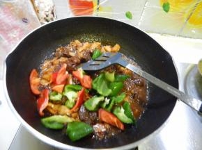 牛肉炖烂在加入菜椒