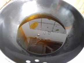 锅里加入油