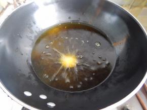 油热后加入丸子炸