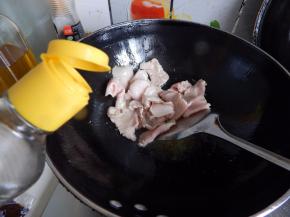 加入生抽炒匀