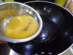 锅里加入油加入鸡蛋