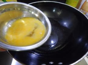 锅里加入油加入鸡蛋