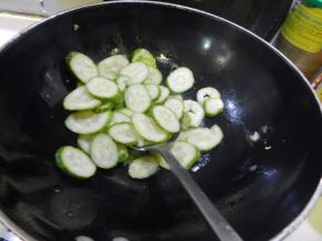 锅里加入油加入黄瓜