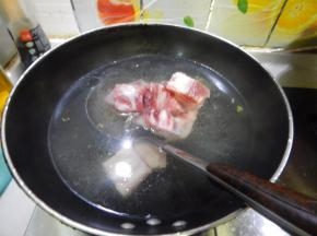 排骨加入料酒水里煮一会
