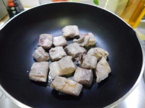 然后清洗干净放锅里炒