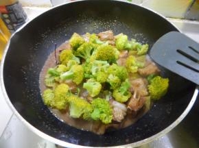 最后加入西兰花