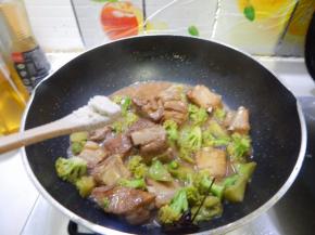 炖至收汁加入鸡精炒匀