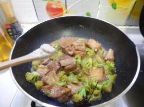 炖至收汁加入鸡精炒匀