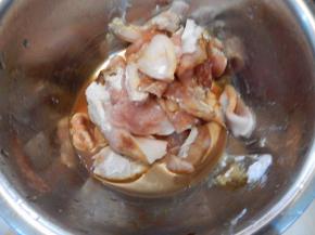 猪肉切片加入料酒，生抽淀粉抓腌