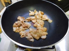 锅里加入油加入猪肉