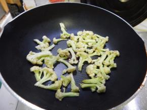 炒散后装盘，在加入花菜