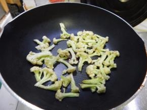 炒散后装盘，在加入花菜