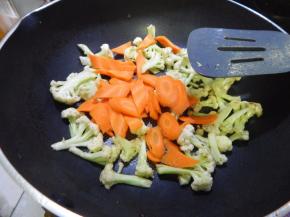 炒匀后加入胡萝卜