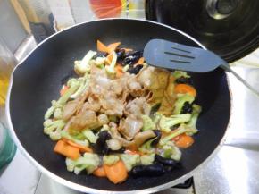 炒两分钟加入炒过的肉