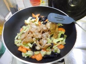 炒两分钟加入炒过的肉