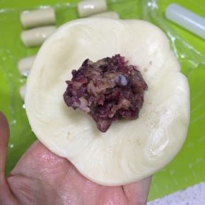 压扁，擀为饺子皮状，舀一勺美国内馅包上