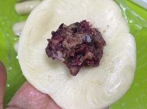 压扁，擀为饺子皮状，舀一勺美国内馅包上