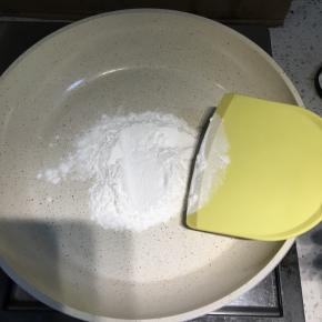 内馅制作：糯米粉放在不粘锅内炒熟