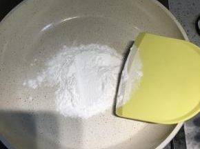 内馅制作：糯米粉放在不粘锅内炒熟