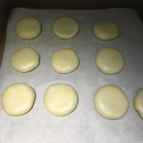 压扁放入烤盘内