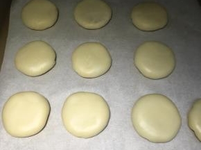 压扁放入烤盘内