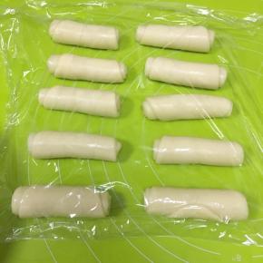 每一个油酥和水油皮按上述步骤全部卷好，盖上保鲜膜松弛15分钟