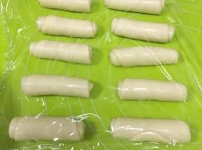 每一个油酥和水油皮按上述步骤全部卷好，盖上保鲜膜松弛15分钟