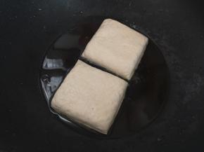 锅里倒入适量油，放入豆干煎至两面金黄