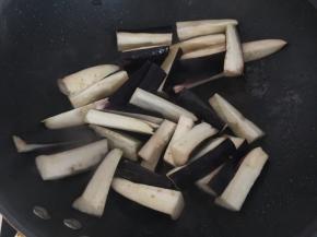 然后放入切长条的茄子煎