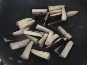 然后放入切长条的茄子煎