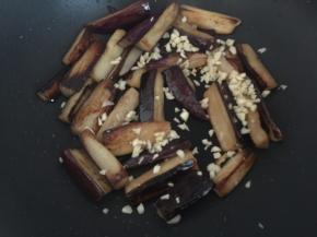 煎至茄子变软后加入蒜末爆香