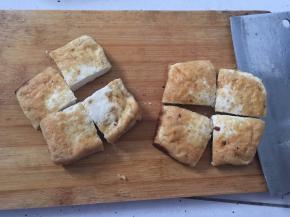 将豆干切块