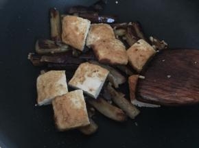 放入锅里翻炒