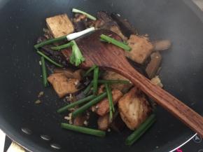 最后加入蚝油、生抽、葱段翻炒均匀即可