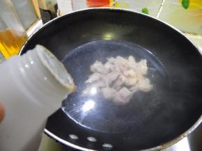 加入料酒焯一下水
