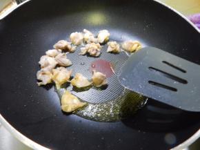 锅里加入油加入鸡软骨