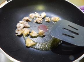 锅里加入油加入鸡软骨