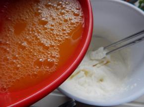 在加入淡奶油里