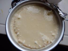 在加入余下的慕斯液