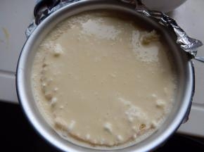 在加入余下的慕斯液