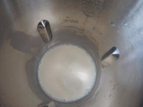 牛奶加入奶茶机里