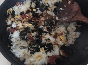 炒散后加入生抽和胡椒粉