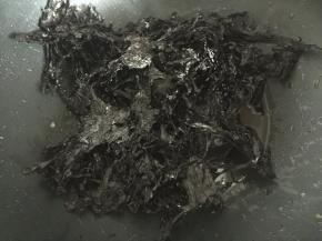 紫菜放入油锅中炸至香酥