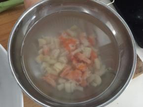 虾仁和干贝事先用清水泡软