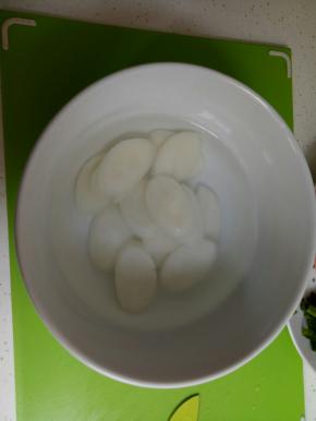 年糕要放水里泡一下先
