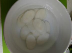 年糕要放水里泡一下先