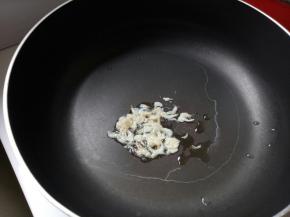 热油炒出虾米香味。