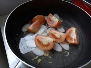 到入冷水和西红柿，把西红柿煮烂
