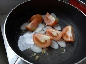 到入冷水和西红柿，把西红柿煮烂
