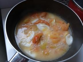 煮烂后加入鸡蛋搅碎后加入适量盐巴。就可以出炉咯！